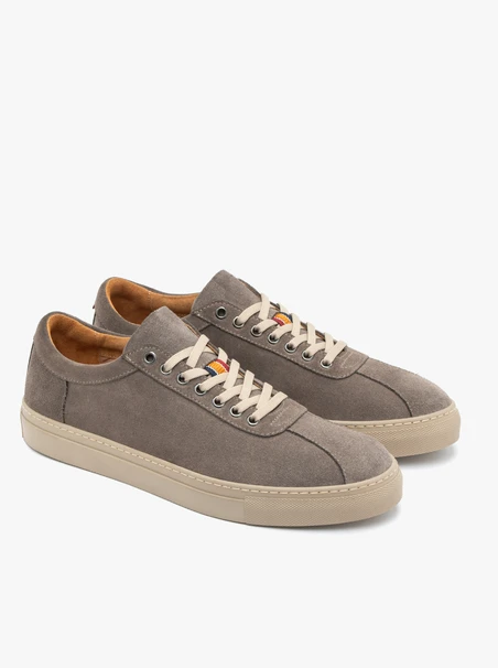 Graue Sportschuhe mit dickerem Boden