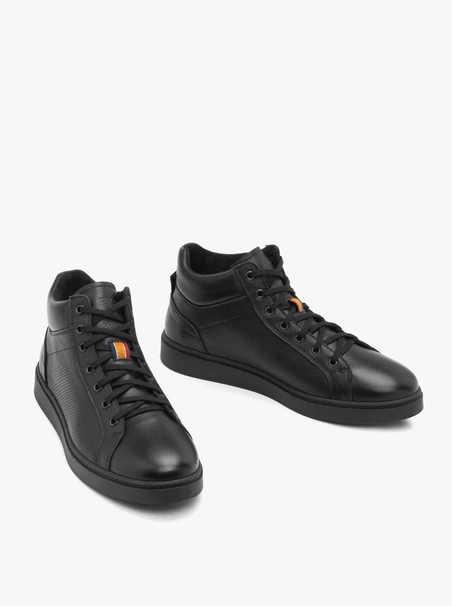 Schwarze nicht isolierte Stiefel