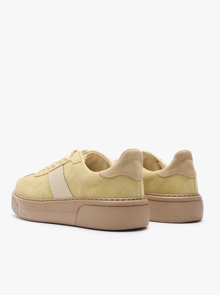 Leuchtend gelbe Turnschuhe aus Leder und Velours