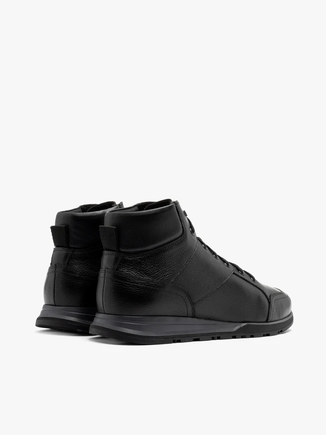 Schwarze Herrenstiefel im sportlichen Stil