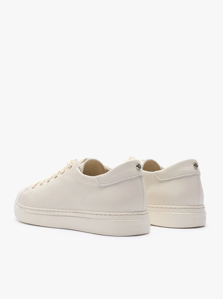 Weiße Turnschuhe aus genarbtem Leder