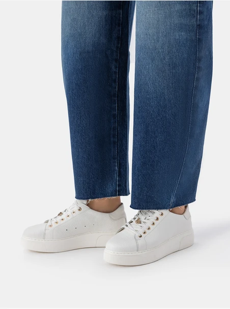Weiße Turnschuhe aus genarbtem Leder