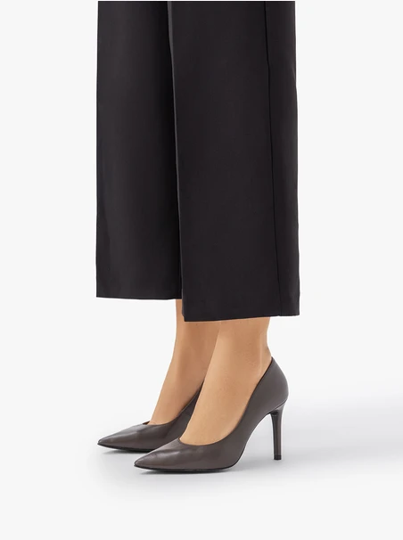 Graue Stiletto-Pumps aus Leder