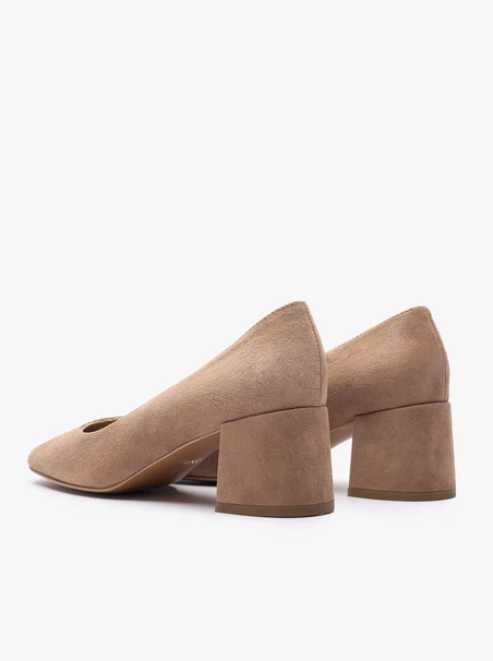 Hellbraune Pumps aus Veloursleder