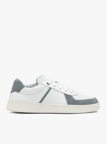 Weiße und graue Schnürhalbschuhe