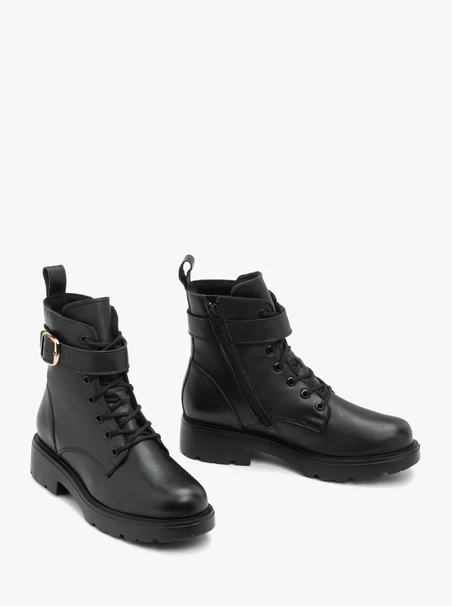 Schwarze Stiefel aus genarbtem Leder mit Riemen