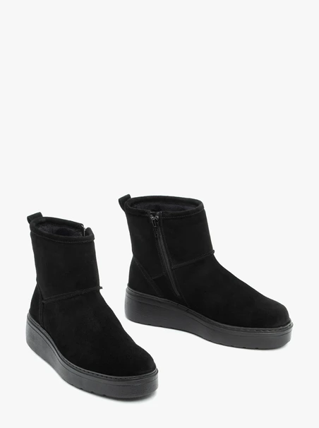 Schwarze knöchelhohe Schneestiefel mit dickerer Sohle
