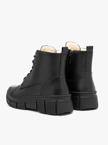 Isolierte Stiefel aus schwarzem Schafsleder