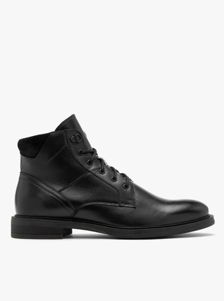 Schwarze Herrenstiefel mit Ziernähten auf dem Schaft
