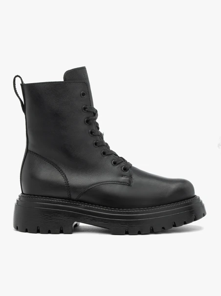 Schwarz genarbte Lederstiefel