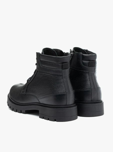 Schwarze isolierte Stiefel