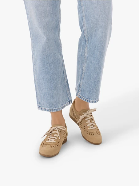 Halbschuhe aus sandfarbenem Nubukleder mit Perforationen