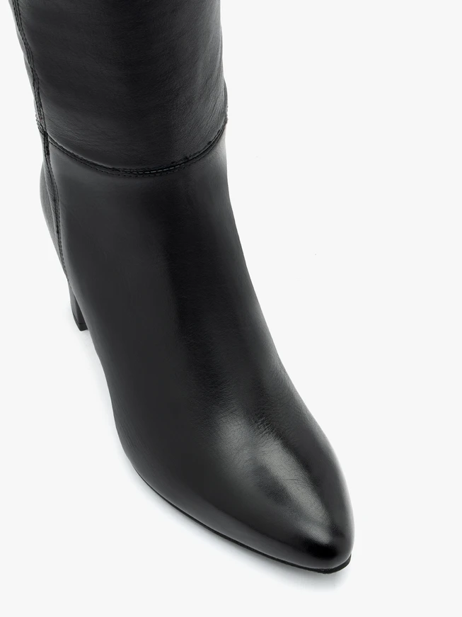 Schwarze Stiefel mit breitem Schaft