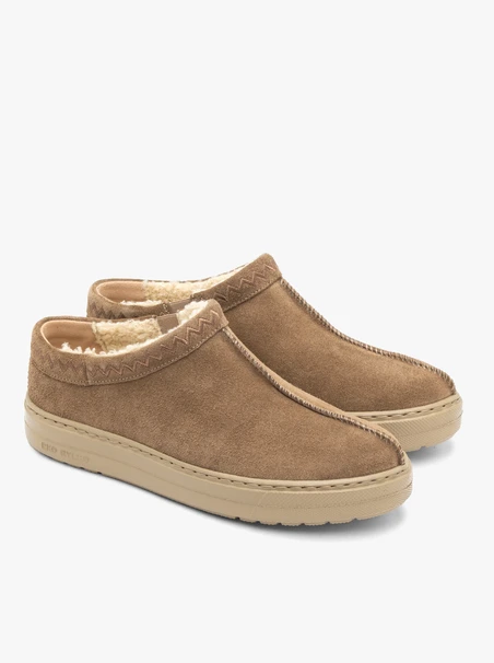 Beigefarbene isolierte kurze Schneestiefel mit Nähten