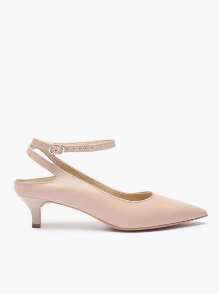 Beigefarbene Lederpumps mit Kitten-Heels