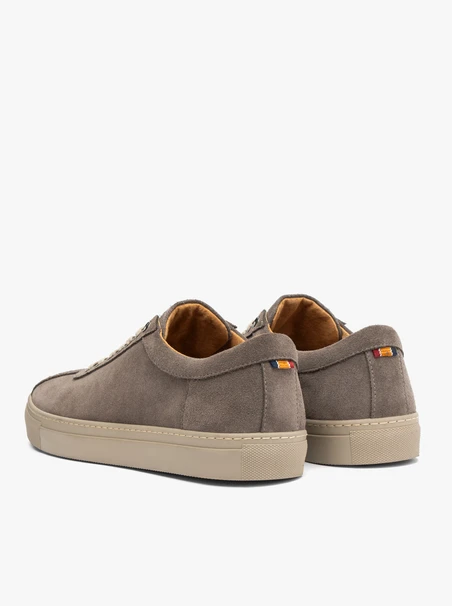 Graue Sportschuhe mit dickerem Boden