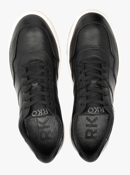 Schwarze halbe Sportschuhe mit weißem und beigem Untergrund