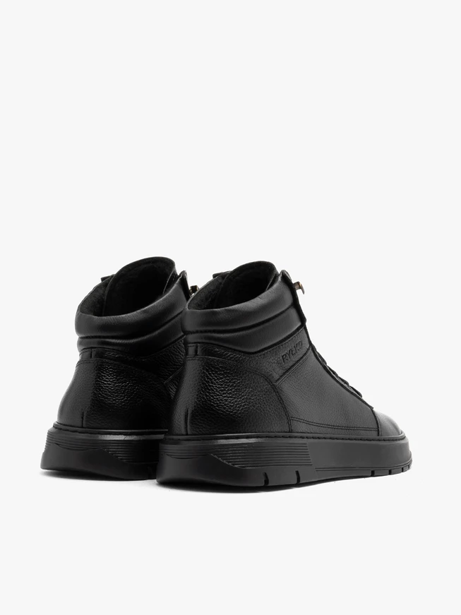 Schwarze Herren-Sportstiefel mit schwarzer Sohle