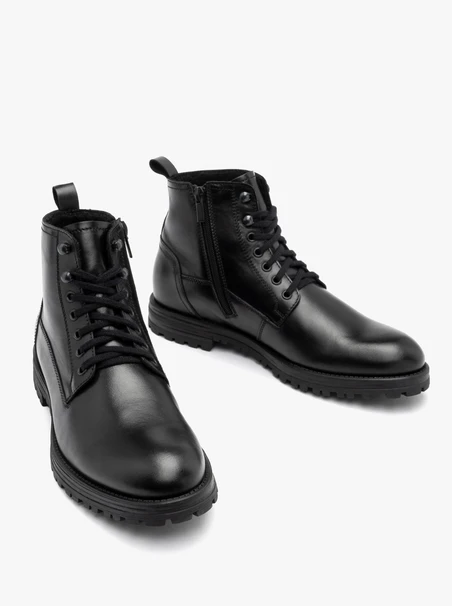 Schwarze Stiefel auf Traktionsboden aus Naturkautschuk