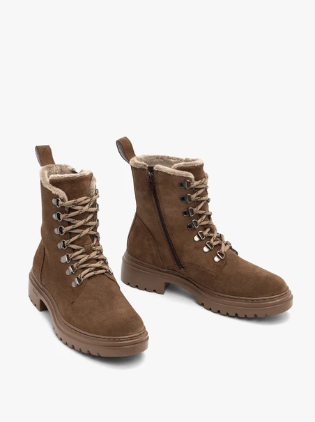 Braune Schneestiefel zum Schnüren