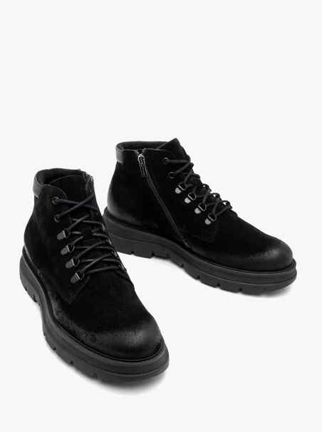 Schwarze Herrenstiefel mit festem Boden