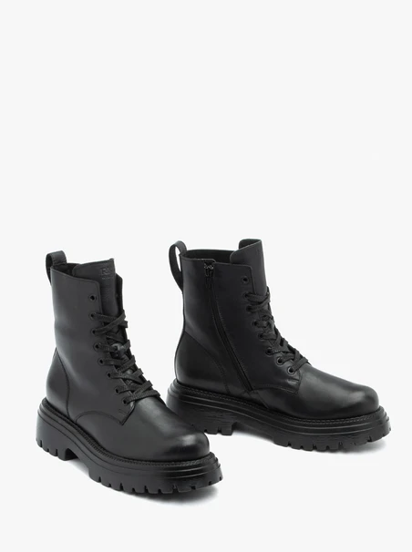 Schwarz genarbte Lederstiefel