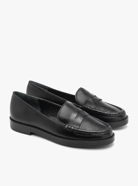 Schwarze minimalistische Mokassins aus genarbtem Leder