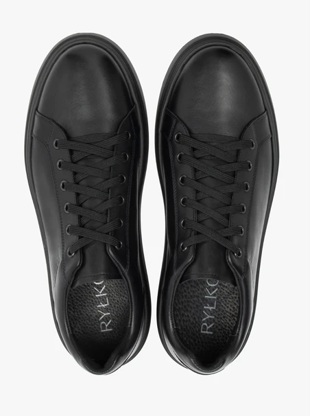 Schwarze Sportschuhe zum Schnüren