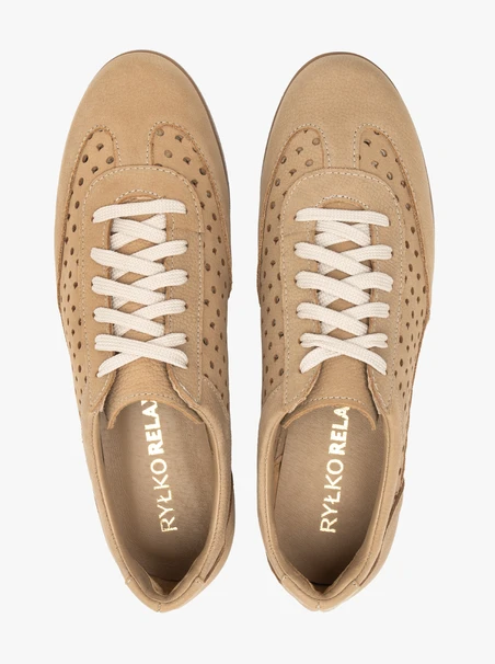 Halbschuhe aus sandfarbenem Nubukleder mit Perforationen