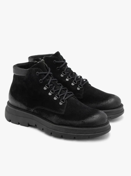 Schwarze Herrenstiefel mit festem Boden