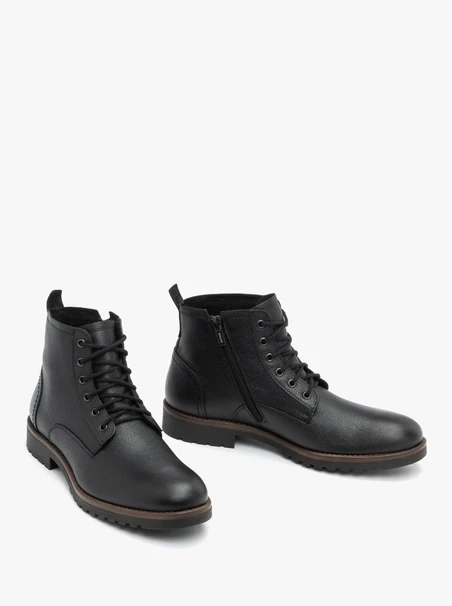 Isolierte Stiefel aus schwarzem Schafsleder