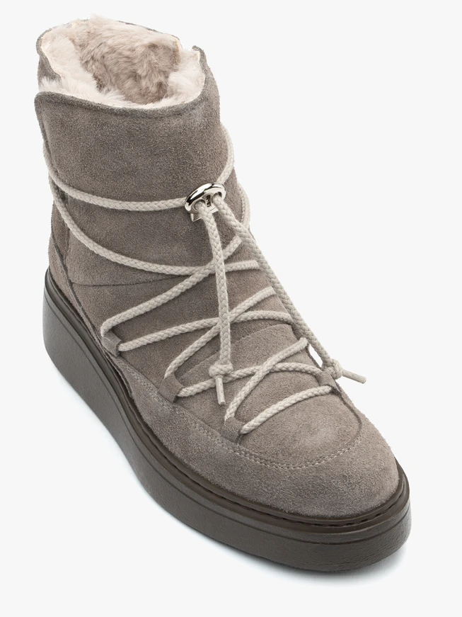 Graue Schneestiefel zum Schnüren