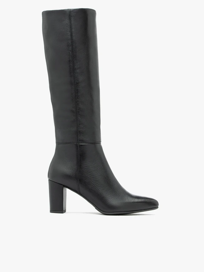 Schwarzer Stiefel aus genarbtem Leder mit schmalem Schaft