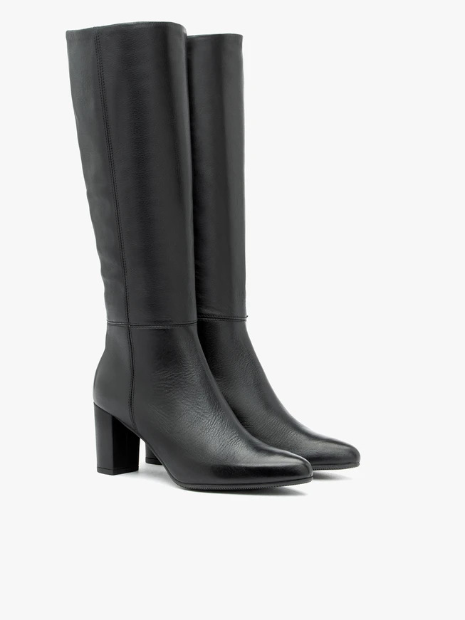 Schwarzer Stiefel aus genarbtem Leder mit schmalem Schaft