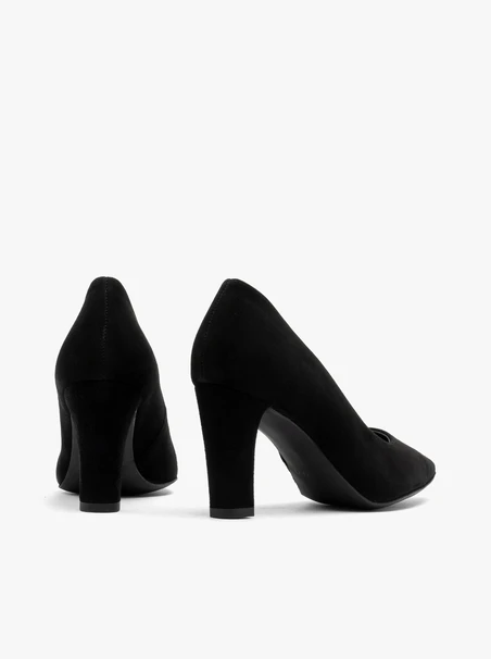 Schwarze Pumps mit klobigem Stilettoabsatz