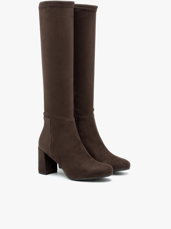 Dunkelbraune Stiefel mit schmalem, flexiblem Schaft