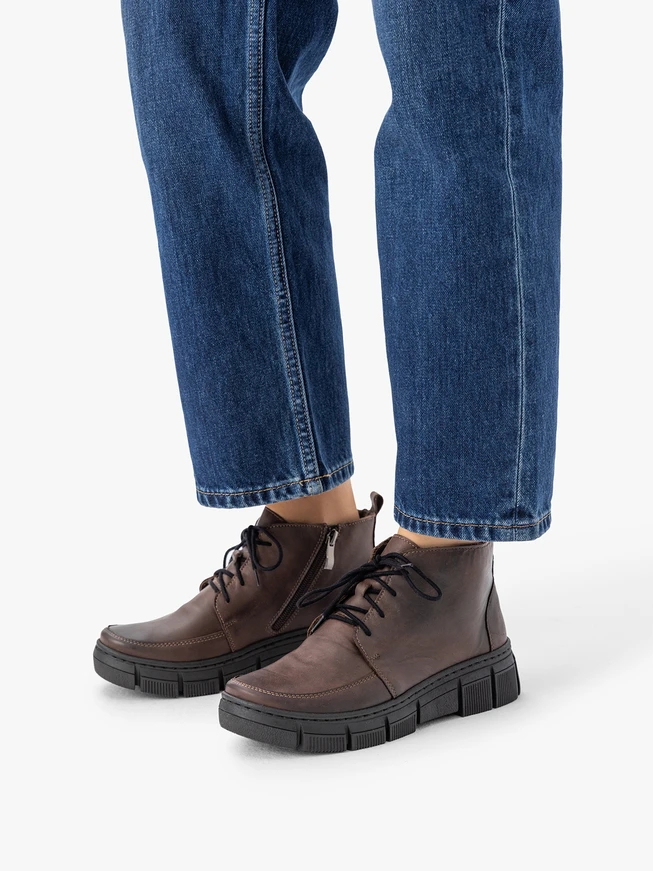 Braune Stiefel mit Fleece-Isolierung
