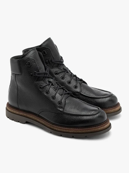 Schwarze Herrenstiefel mit Ziernähten auf dem Rist