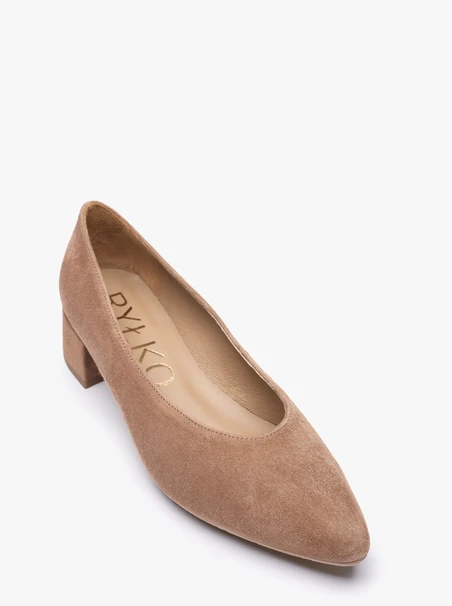 Hellbraune niedrige Stiletto-Pumps