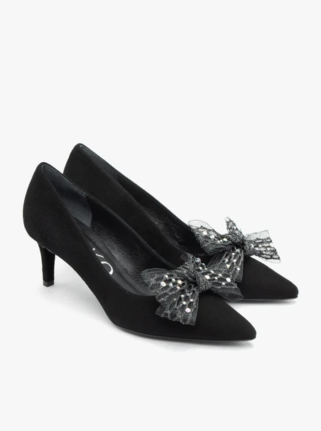 Schwarze Pumps mit abnehmbarer Schleife
