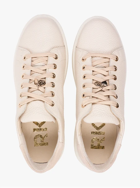 Cremefarbene Turnschuhe aus Leder und Velours