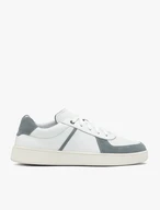 Weiße und graue Schnürhalbschuhe