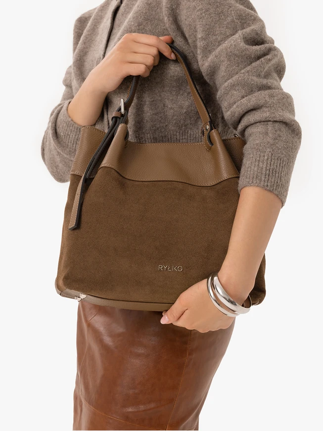 Hellbraune mittelgroße Tasche