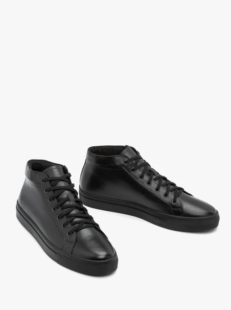 Schwarze Sportschuhe
