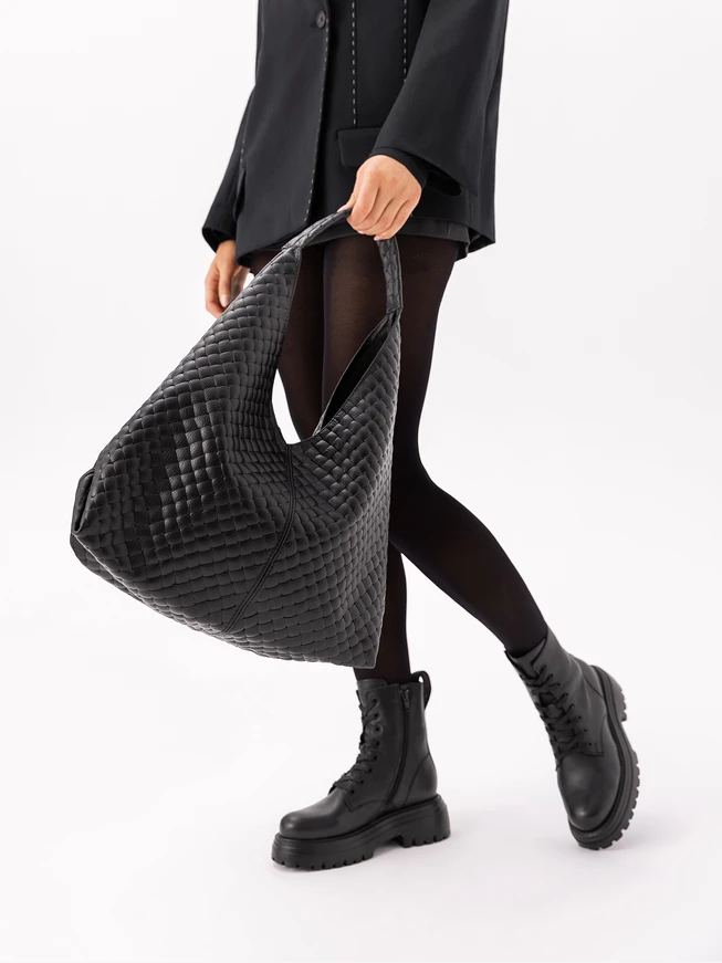 Schwarze Shopper-Tasche mit auffälliger Prägung