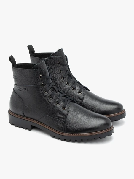 Schwarz genarbte Lederstiefel