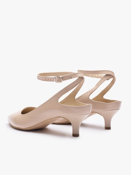 Beigefarbene Lederpumps mit Kitten-Heels