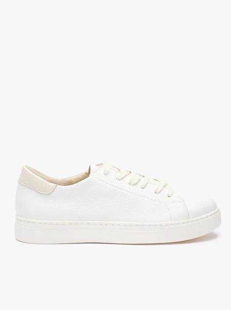 Weiße Turnschuhe aus genarbtem Leder