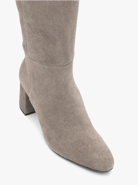 Graue Stiefel mit breitem Schaft