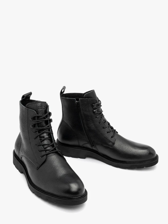 Schwarze Herrenstiefel auf leichter Basis